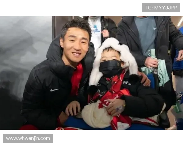 足球明星赛后赠送球鞋的暖心举动感动全场球迷引发热议