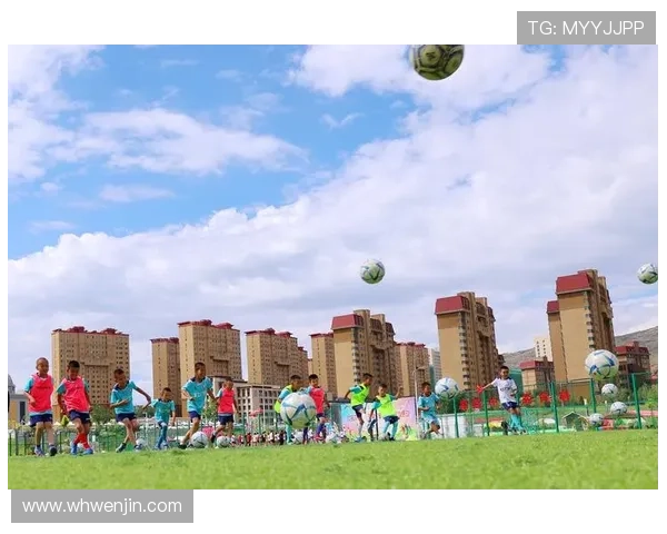 足球球星小时候的可爱瞬间：从小萌娃到绿茵场英雄的成长历程